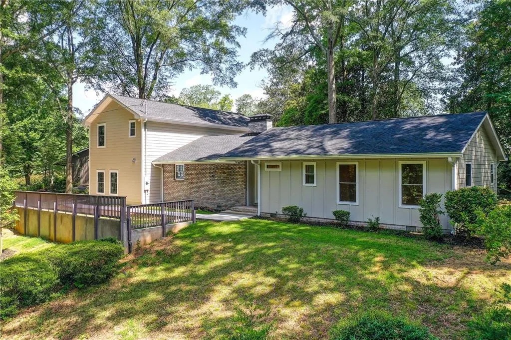 Prime opportunity on a premier street in sought after Mount Vernon Woods