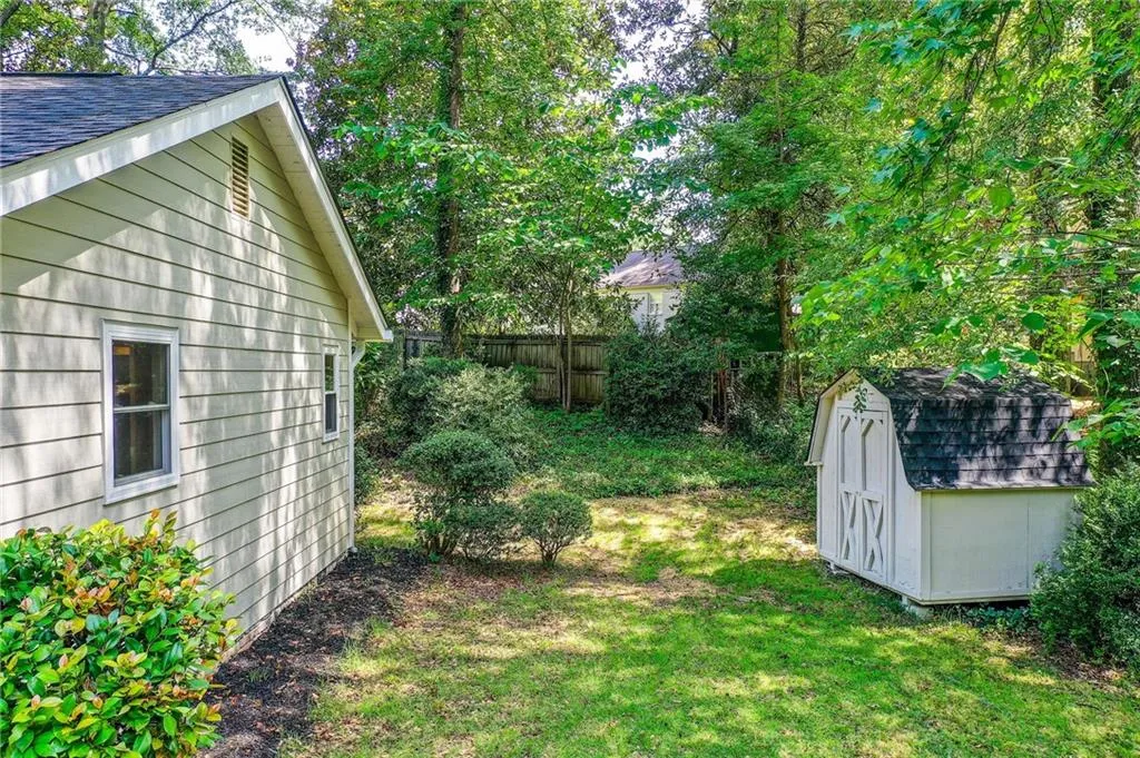 View of yard featuring a storage shed