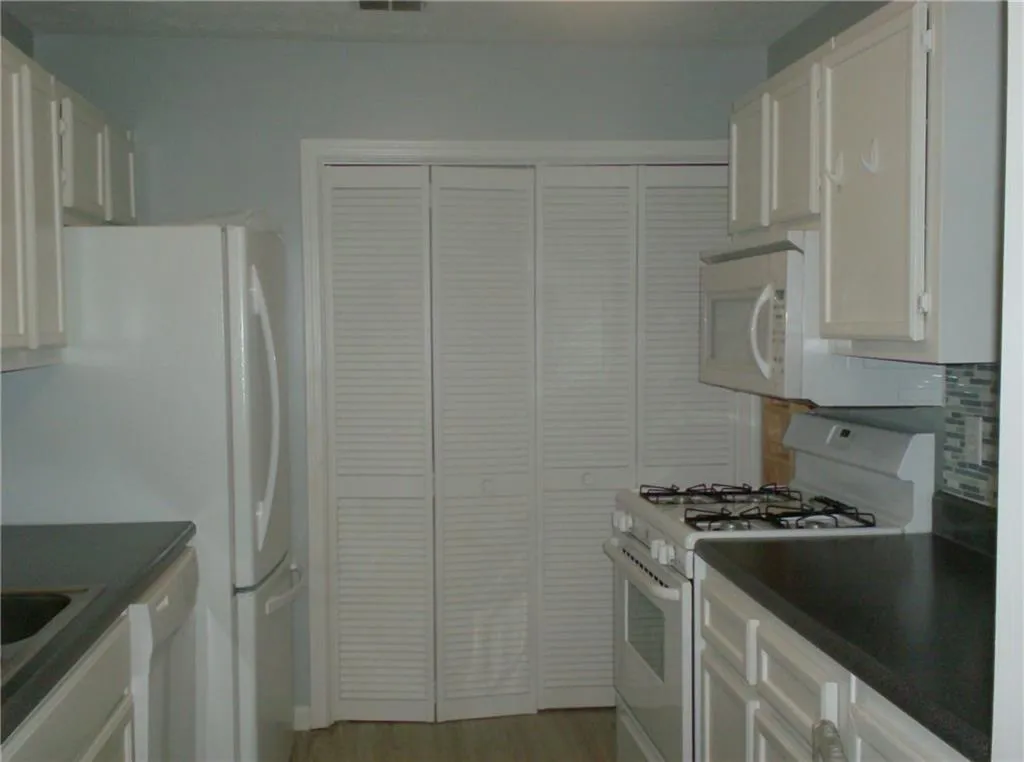 402 Gettysburg Place Unit 402, Sandy Springs, Georgia 30350, 2 Bedrooms Bedrooms, ,2 BathroomsBathrooms,Residential,Sold,402 Gettysburg Place Unit 402,5700443