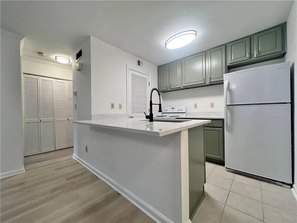 125 Granville Court, Atlanta, Georgia 30328, 1 Bedroom Bedrooms, ,1 BathroomBathrooms,Residential,For Sale,125 Granville Court,7737935