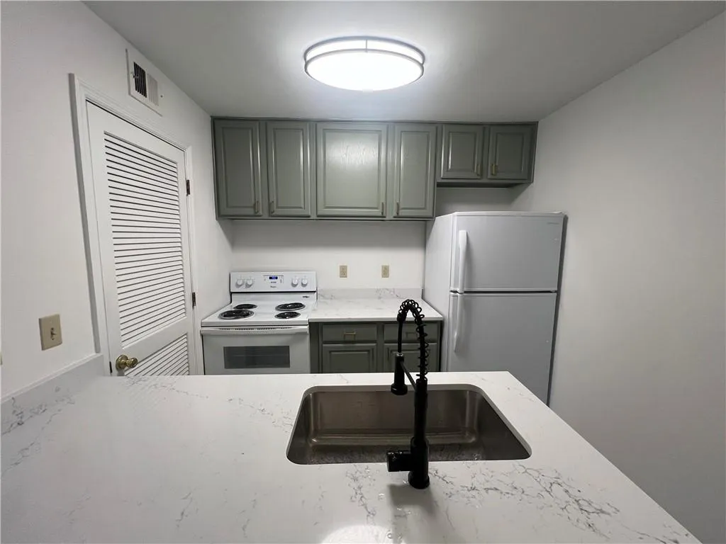 125 Granville Court, Atlanta, Georgia 30328, 1 Bedroom Bedrooms, ,1 BathroomBathrooms,Residential,For Sale,125 Granville Court,7737935