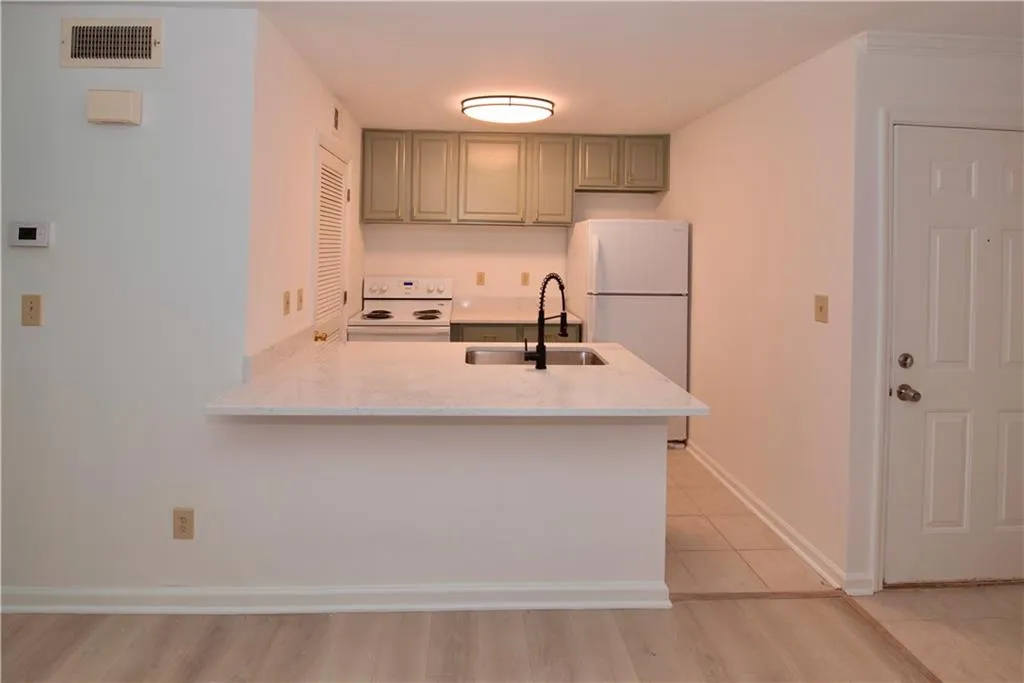 125 Granville Court, Atlanta, Georgia 30328, 1 Bedroom Bedrooms, ,1 BathroomBathrooms,Residential,For Sale,125 Granville Court,7737935