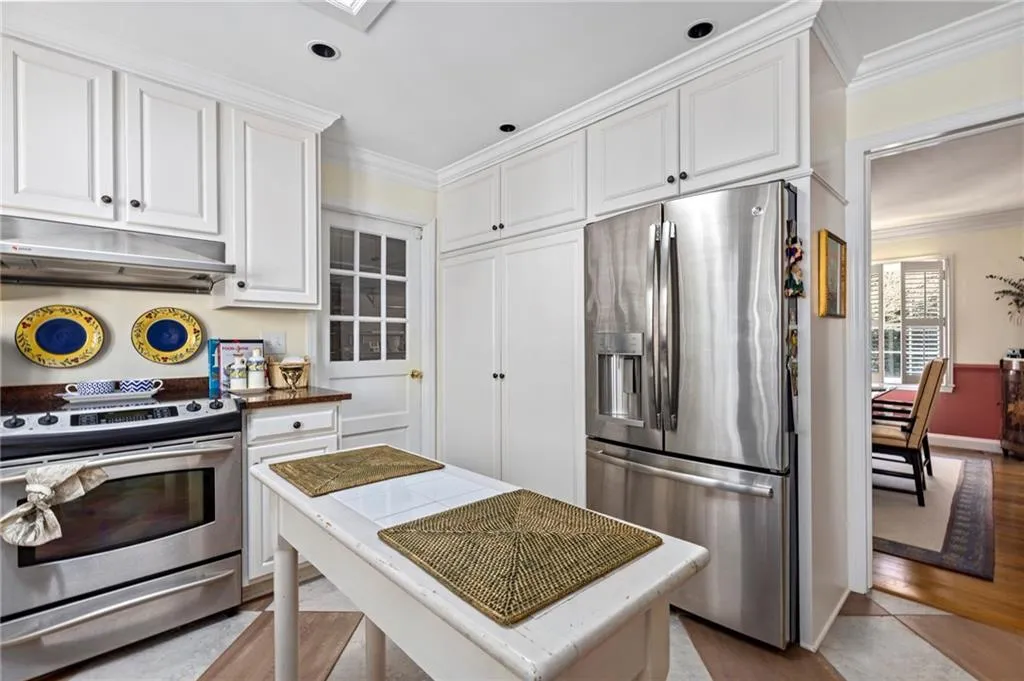 450 Forest Hills Drive, Atlanta, Georgia 30342, 3 Bedrooms Bedrooms, ,3 BathroomsBathrooms,Residential,Sold,450 Forest Hills Drive,6864210