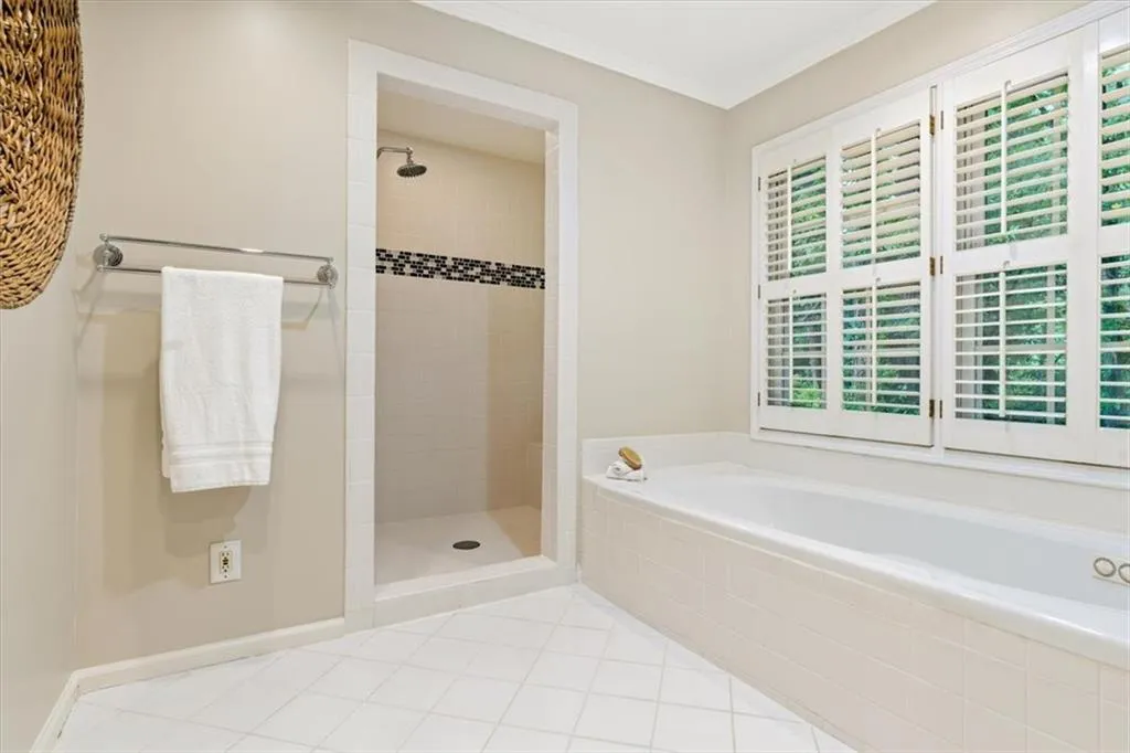 5114 N Ivy Road Ne, Atlanta, Georgia 30342, 4 Bedrooms Bedrooms, ,3 BathroomsBathrooms,Residential,For Sale,5114 N Ivy Road Ne,7643864