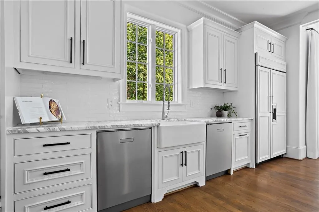 230 Danbury Lane, Atlanta, Georgia 30327, 6 Bedrooms Bedrooms, ,6 BathroomsBathrooms,Residential,For Sale,230 Danbury Lane,7746855