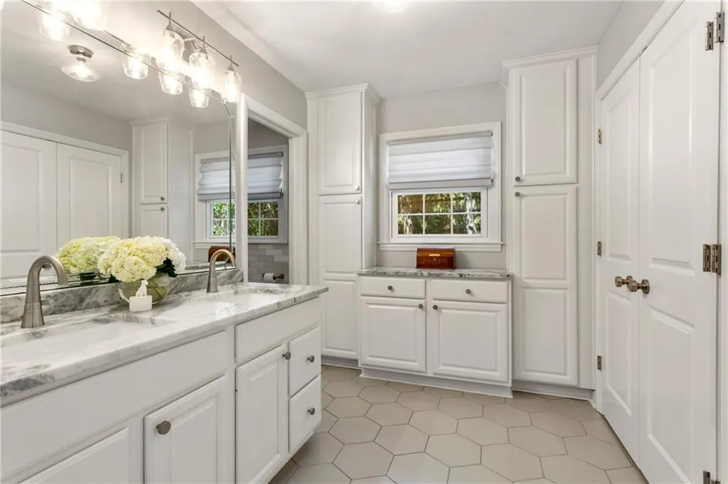 140 River Court Parkway, Sandy Springs, Georgia 30328, 5 Bedrooms Bedrooms, ,4 BathroomsBathrooms,Residential,Sold,140 River Court Parkway,7258519