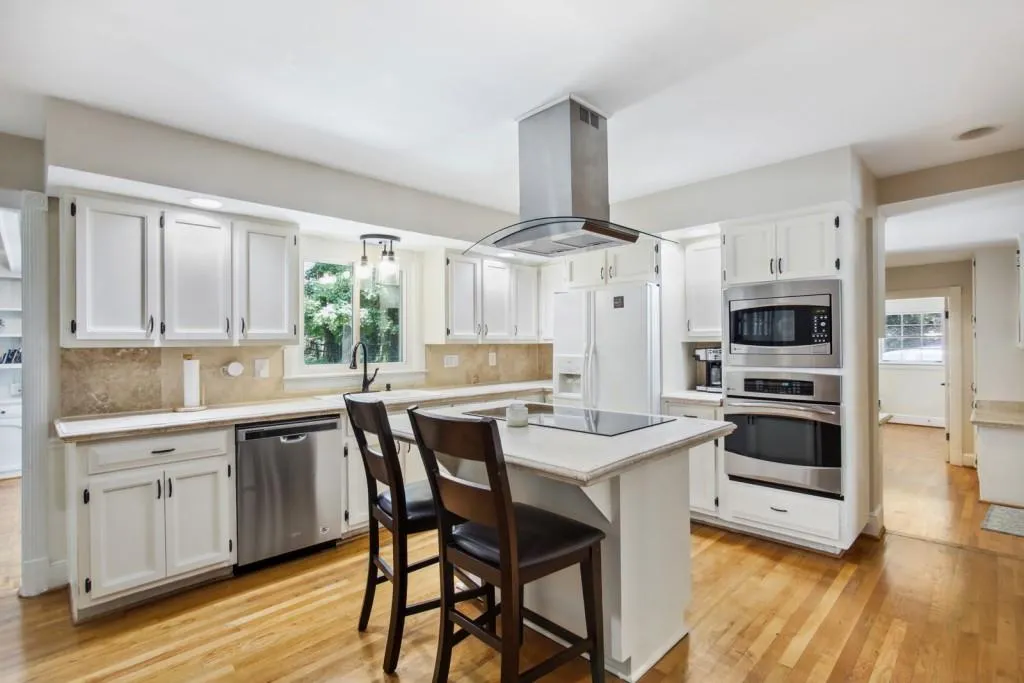 275 Glen Lake Drive, Atlanta, Georgia 30327, 5 Bedrooms Bedrooms, ,3 BathroomsBathrooms,Residential,Sold,275 Glen Lake Drive,7063089