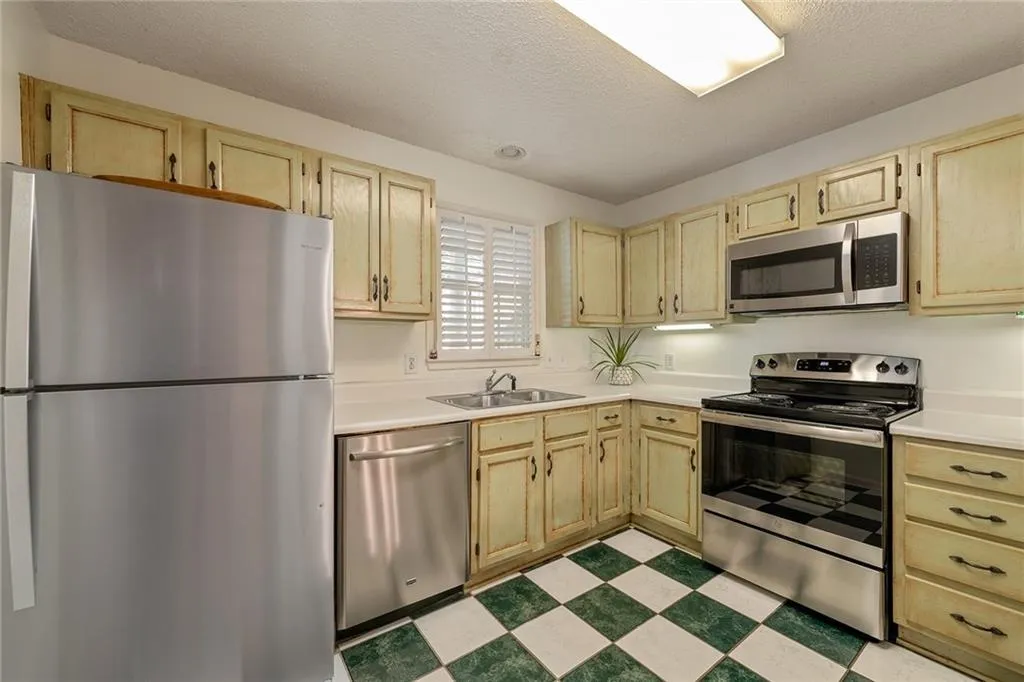 1108 Camden Court, Atlanta, Georgia 30327, 2 Bedrooms Bedrooms, ,2 BathroomsBathrooms,Residential,Sold,1108 Camden Court,6574138