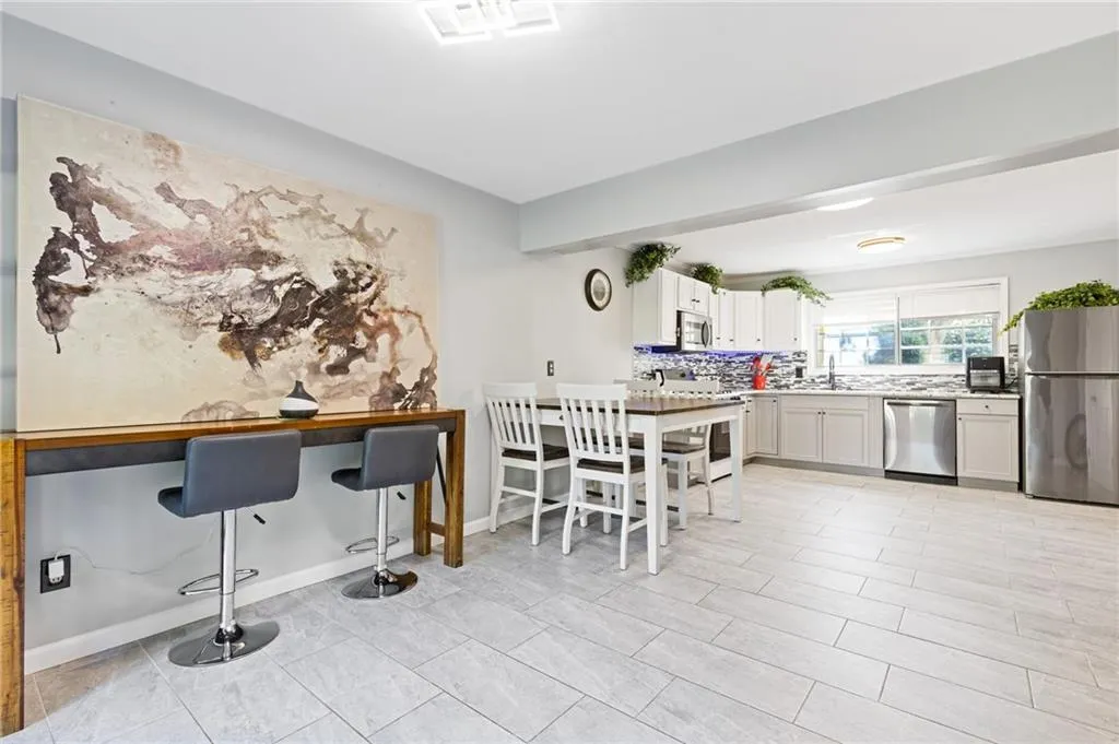 5400 Roswell Road Unit A4, Sandy Springs, Georgia 30342, 2 Bedrooms Bedrooms, ,1 BathroomBathrooms,Residential,For Sale,5400 Roswell Road Unit A4,7762124