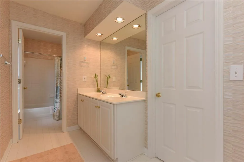 430 Glenridge Close Court, Sandy Springs, Georgia 30328, 3 Bedrooms Bedrooms, ,2 BathroomsBathrooms,Residential,Sold,430 Glenridge Close Court,5601054