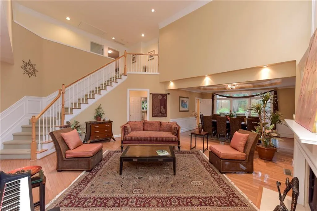 430 Glenridge Close Court, Sandy Springs, Georgia 30328, 3 Bedrooms Bedrooms, ,2 BathroomsBathrooms,Residential,Sold,430 Glenridge Close Court,5601054