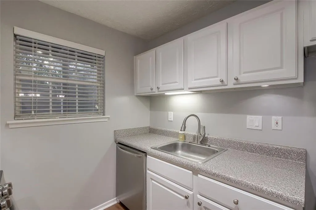 6816 Glenridge Drive Unit J, Sandy Springs, Georgia 30328, 2 Bedrooms Bedrooms, ,2 BathroomsBathrooms,Residential,Sold,6816 Glenridge Drive Unit J,6767463