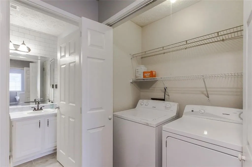 6816 Glenridge Drive Unit J, Sandy Springs, Georgia 30328, 2 Bedrooms Bedrooms, ,2 BathroomsBathrooms,Residential,Sold,6816 Glenridge Drive Unit J,6767463