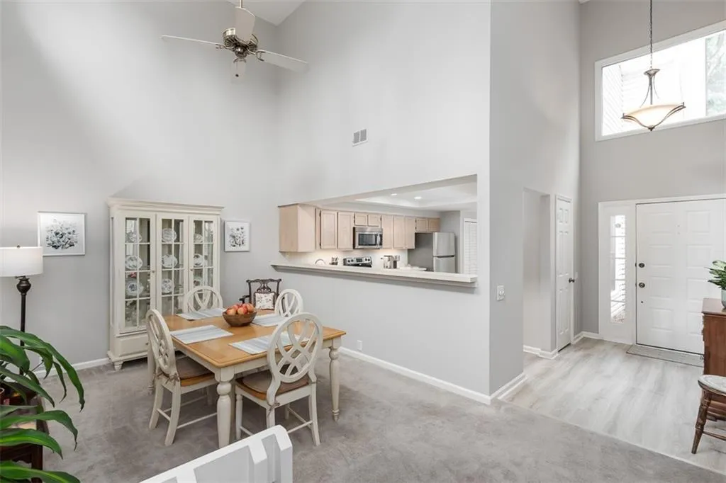 104 Dunwoody Springs Drive, Sandy Springs, Georgia 30328, 2 Bedrooms Bedrooms, ,2 BathroomsBathrooms,Residential,Sold,104 Dunwoody Springs Drive,6910025