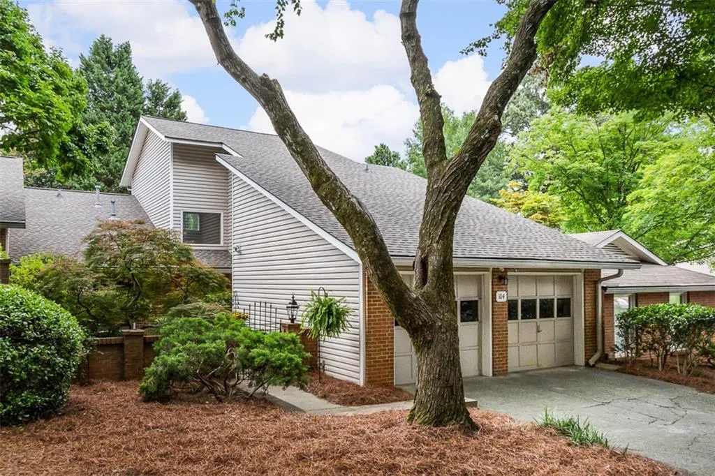 104 Dunwoody Springs Drive, Sandy Springs, Georgia 30328, 2 Bedrooms Bedrooms, ,2 BathroomsBathrooms,Residential,Sold,104 Dunwoody Springs Drive,6910025