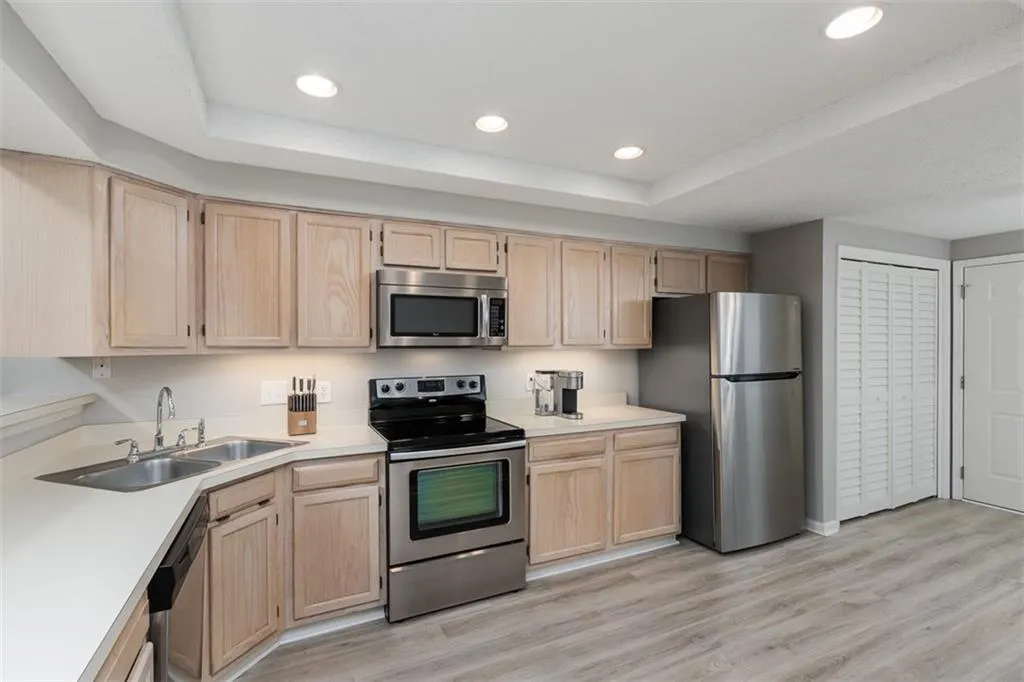 104 Dunwoody Springs Drive, Sandy Springs, Georgia 30328, 2 Bedrooms Bedrooms, ,2 BathroomsBathrooms,Residential,Sold,104 Dunwoody Springs Drive,6910025