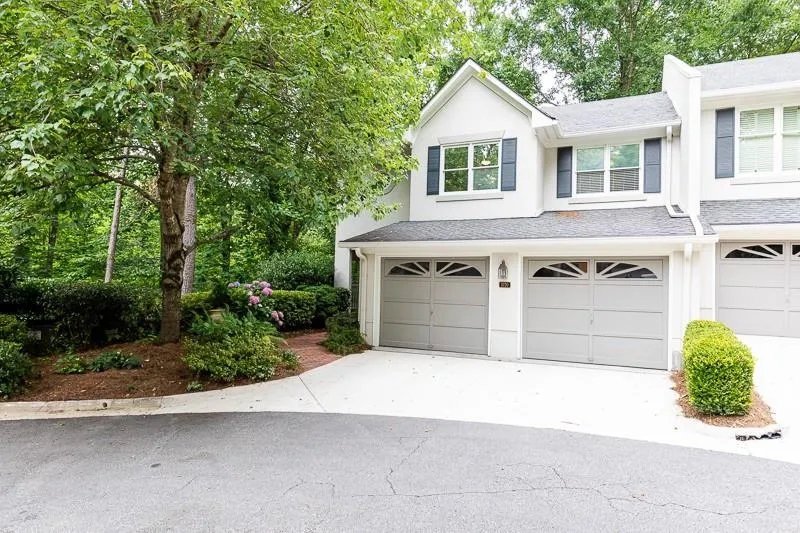 5720 Oak Landing, Sandy Springs, Georgia 30327, 3 Bedrooms Bedrooms, ,3 BathroomsBathrooms,Residential,Sold,5720 Oak Landing,6739887