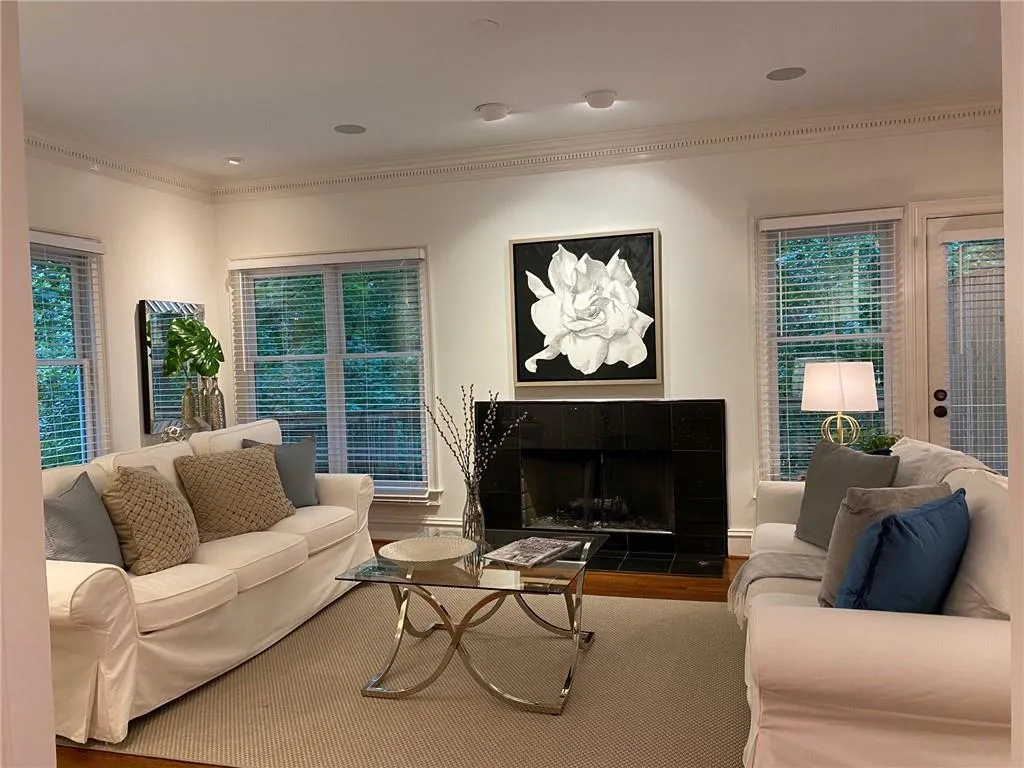 5720 Oak Landing, Sandy Springs, Georgia 30327, 3 Bedrooms Bedrooms, ,3 BathroomsBathrooms,Residential,Sold,5720 Oak Landing,6739887
