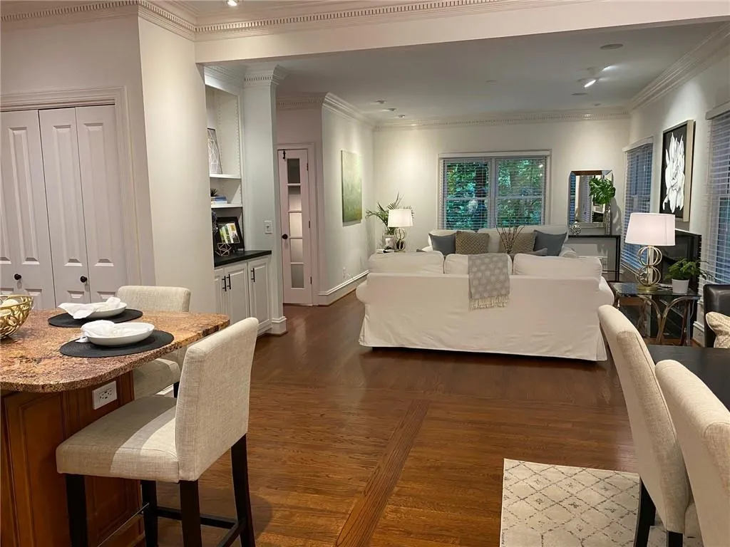 5720 Oak Landing, Sandy Springs, Georgia 30327, 3 Bedrooms Bedrooms, ,3 BathroomsBathrooms,Residential,Sold,5720 Oak Landing,6739887
