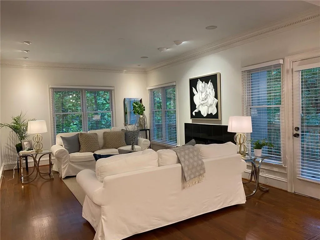 5720 Oak Landing, Sandy Springs, Georgia 30327, 3 Bedrooms Bedrooms, ,3 BathroomsBathrooms,Residential,Sold,5720 Oak Landing,6739887