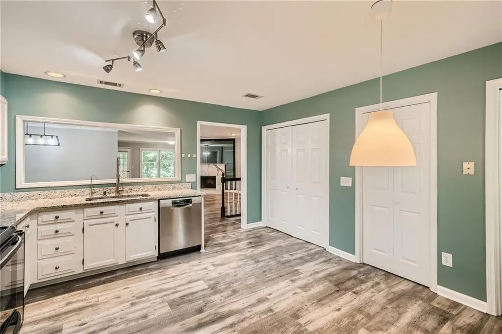 807 Abingdon Way Ne, Atlanta, Georgia 30328, 2 Bedrooms Bedrooms, ,2 BathroomsBathrooms,Residential,Sold,807 Abingdon Way Ne,7249640