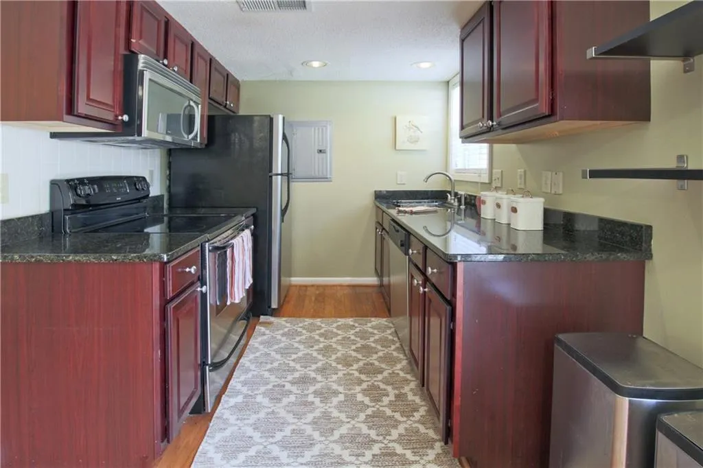 6900 Roswell Road Unit H1, Atlanta, Georgia 30328, 3 Bedrooms Bedrooms, ,2 BathroomsBathrooms,Residential,Sold,6900 Roswell Road Unit H1,5875305