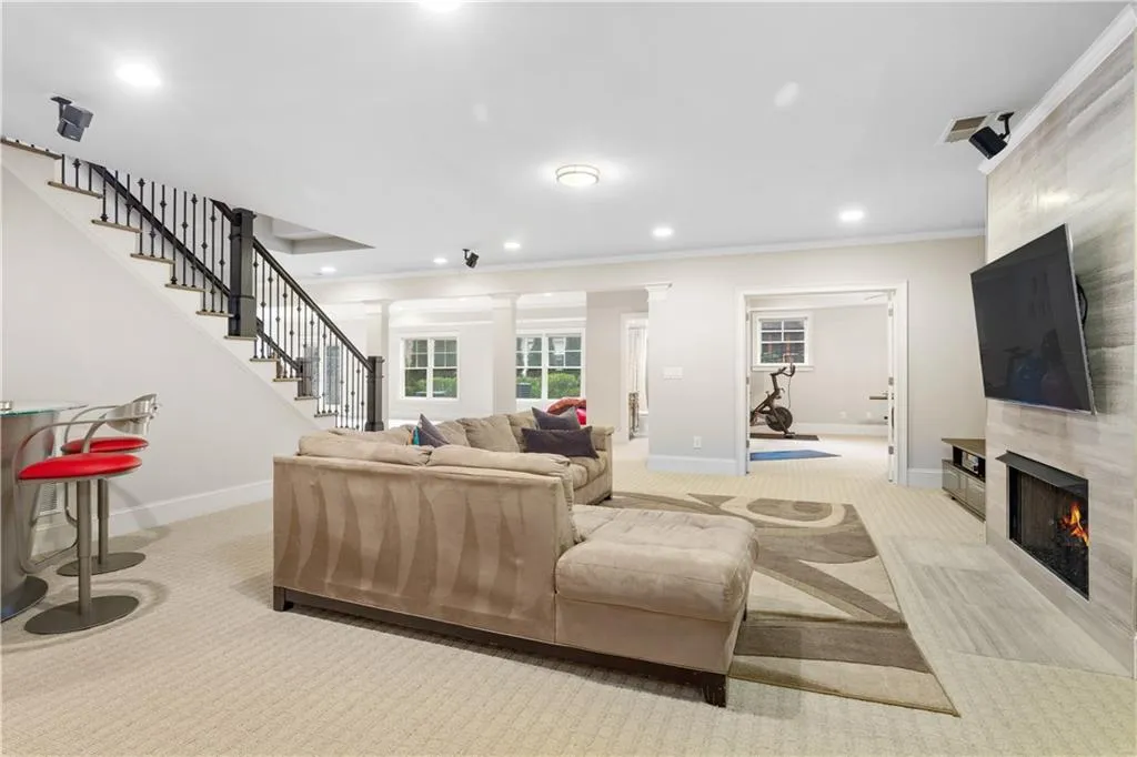 32 Pine Lake Drive, Atlanta, Georgia 30327, 6 Bedrooms Bedrooms, ,5 BathroomsBathrooms,Residential,Sold,32 Pine Lake Drive,7009245
