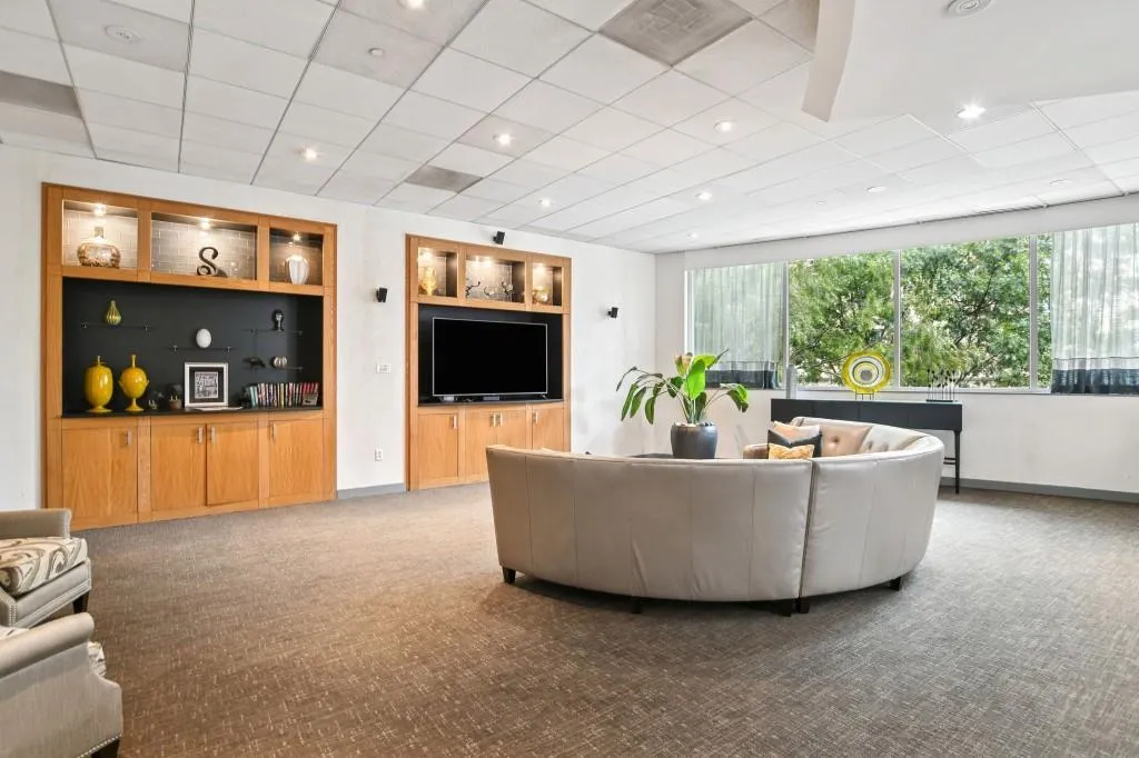Atlanta, Georgia 30326, 2 Bedrooms Bedrooms, ,2 BathroomsBathrooms,Residential,For Sale,7665069