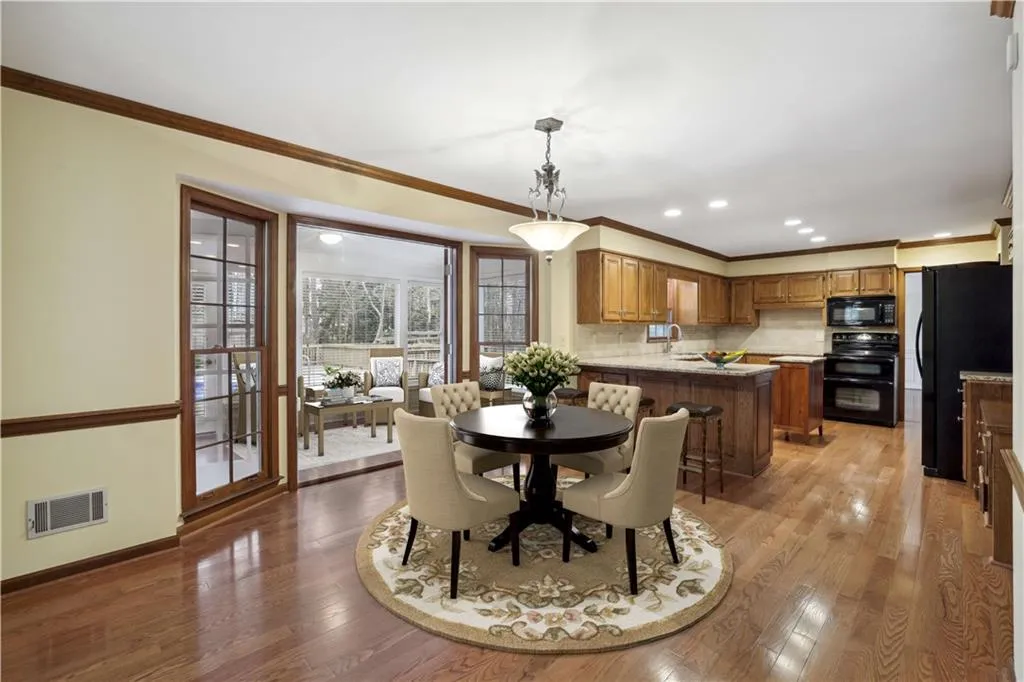 395 Spindle Court, Sandy Springs, Georgia 30350, 5 Bedrooms Bedrooms, ,4 BathroomsBathrooms,Residential,Sold,395 Spindle Court,7182831