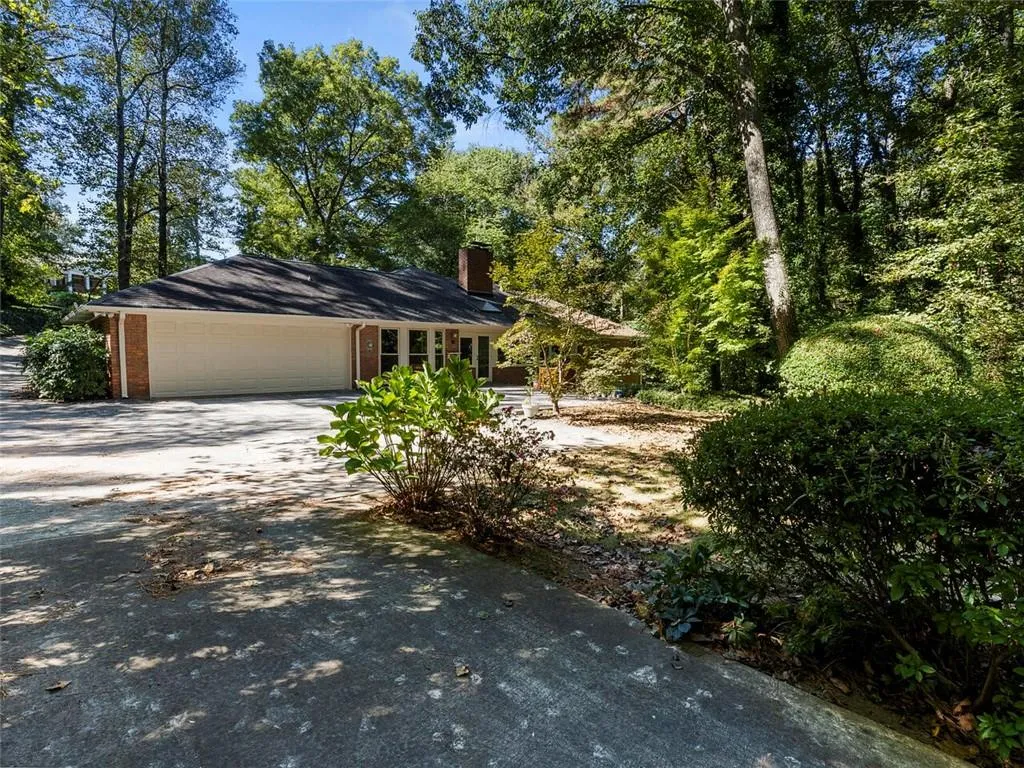 380 Riverhill Drive, Sandy Springs, Georgia 30328, 4 Bedrooms Bedrooms, ,3 BathroomsBathrooms,Residential,Sold,380 Riverhill Drive,6960119