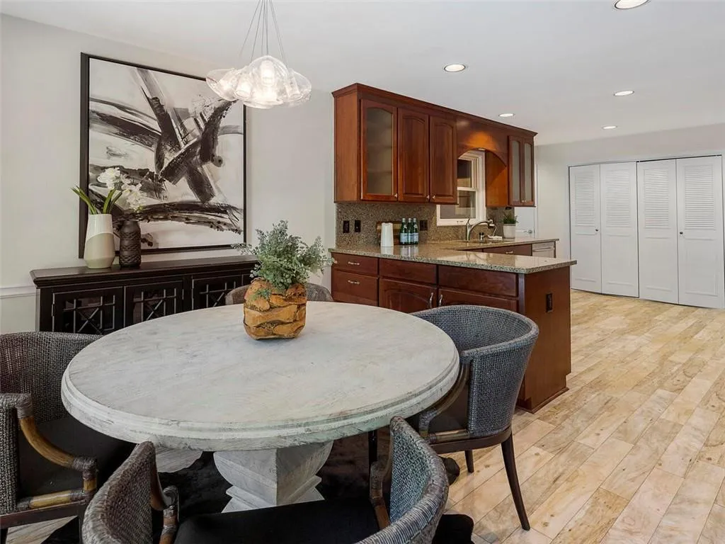 380 Riverhill Drive, Sandy Springs, Georgia 30328, 4 Bedrooms Bedrooms, ,3 BathroomsBathrooms,Residential,Sold,380 Riverhill Drive,6960119