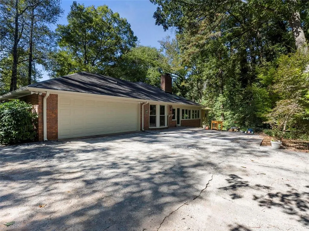 380 Riverhill Drive, Sandy Springs, Georgia 30328, 4 Bedrooms Bedrooms, ,3 BathroomsBathrooms,Residential,Sold,380 Riverhill Drive,6960119