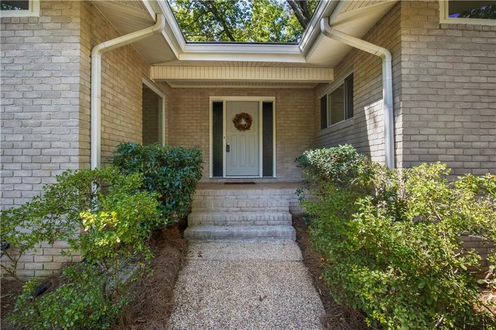 View of exterior entry featuring a porch View of exterior entry featuring a porch