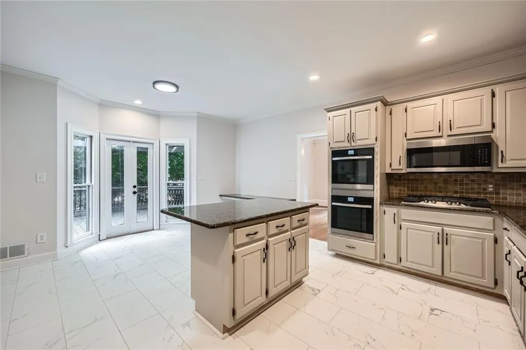140 Grosvenor Place, Atlanta, Georgia 30328, 4 Bedrooms Bedrooms, ,3 BathroomsBathrooms,Residential,For Sale,140 Grosvenor Place,7608685