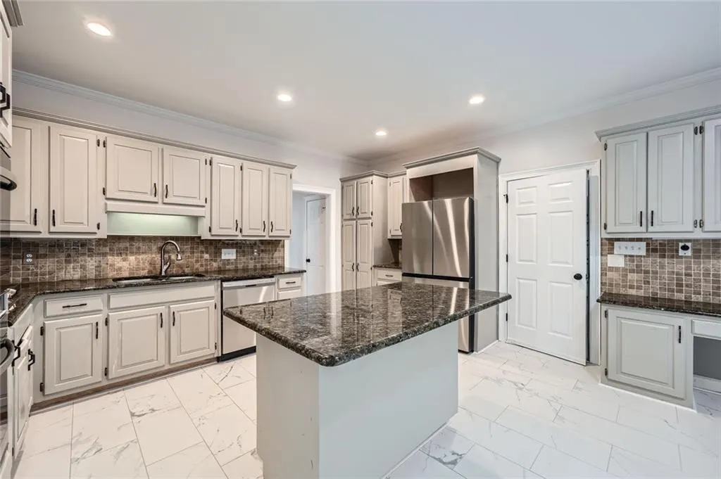 140 Grosvenor Place, Atlanta, Georgia 30328, 4 Bedrooms Bedrooms, ,3 BathroomsBathrooms,Residential,For Sale,140 Grosvenor Place,7608685
