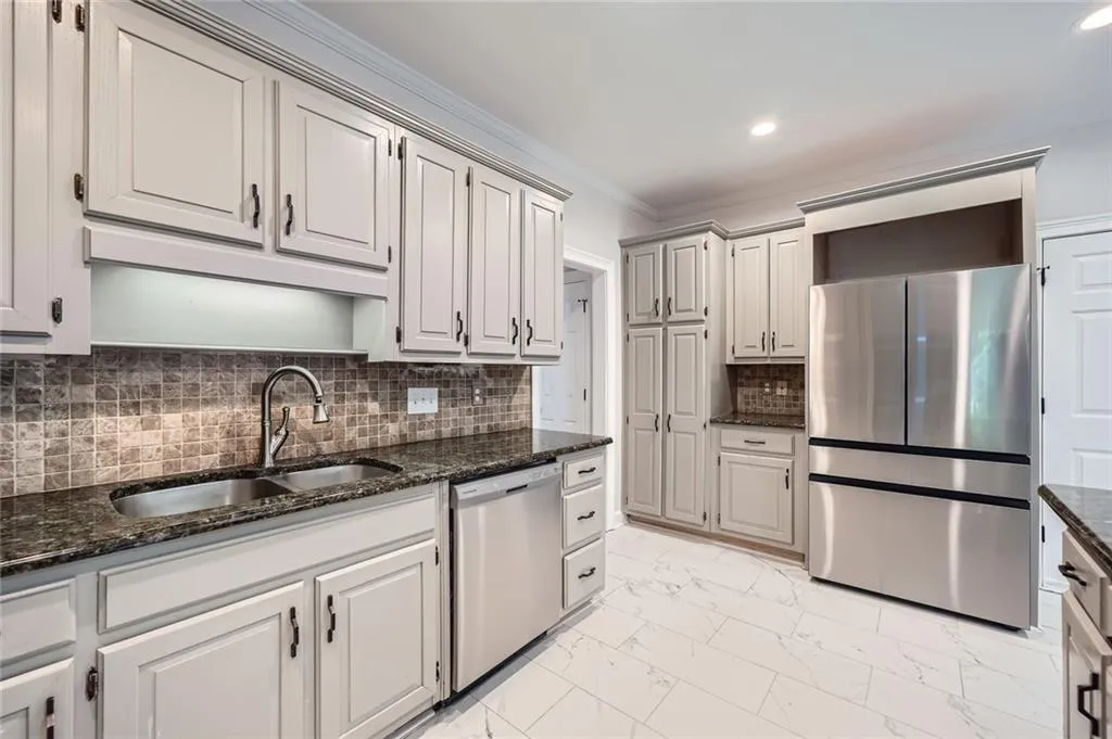 140 Grosvenor Place, Atlanta, Georgia 30328, 4 Bedrooms Bedrooms, ,3 BathroomsBathrooms,Residential,For Sale,140 Grosvenor Place,7608685