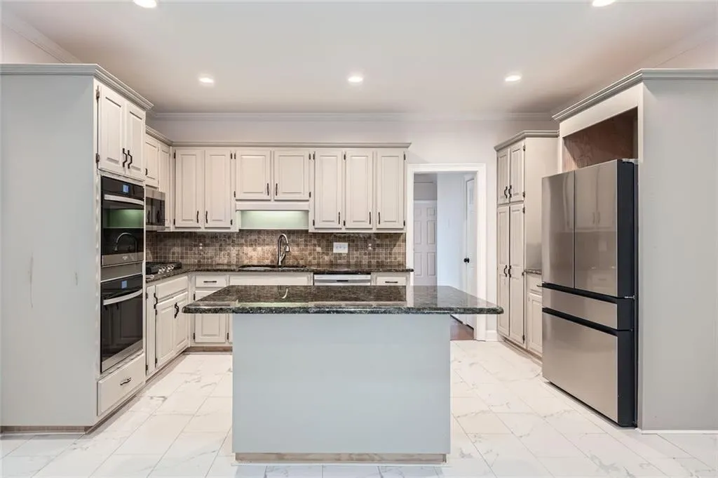 140 Grosvenor Place, Atlanta, Georgia 30328, 4 Bedrooms Bedrooms, ,3 BathroomsBathrooms,Residential,For Sale,140 Grosvenor Place,7608685