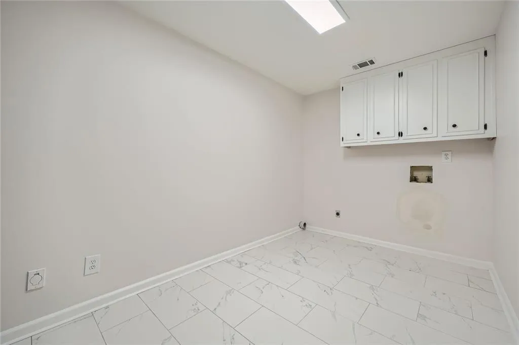 140 Grosvenor Place, Atlanta, Georgia 30328, 4 Bedrooms Bedrooms, ,3 BathroomsBathrooms,Residential,For Sale,140 Grosvenor Place,7608685