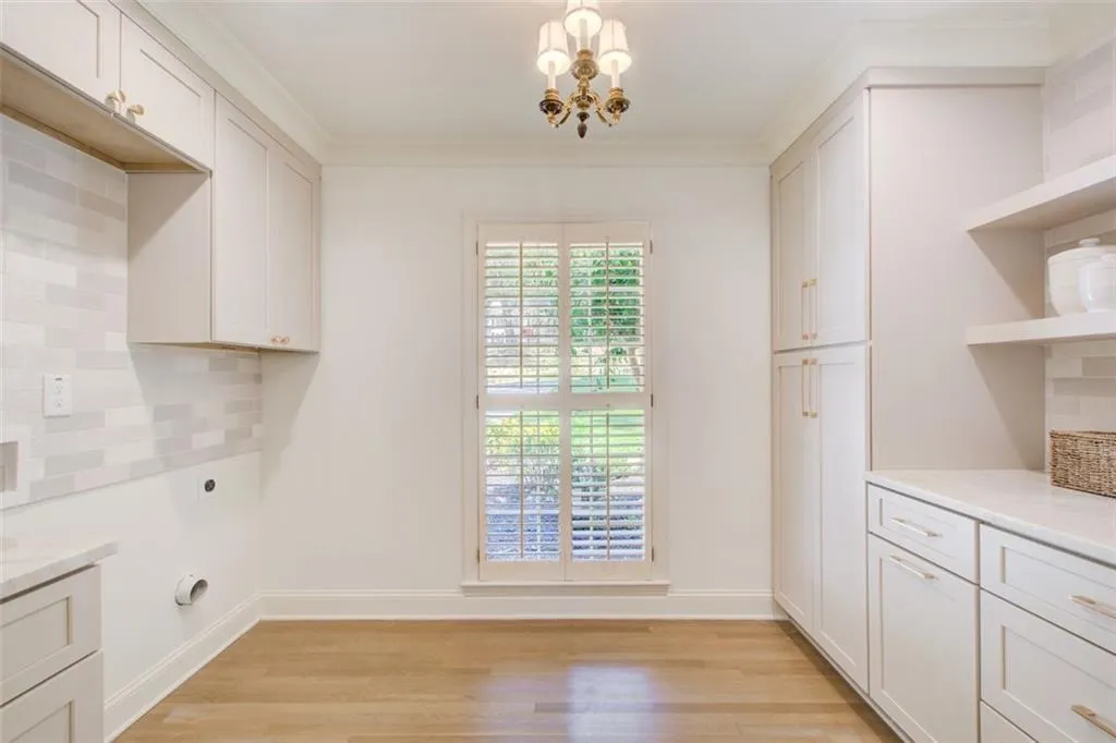 Laundry room/butler's pantry is beautiful!