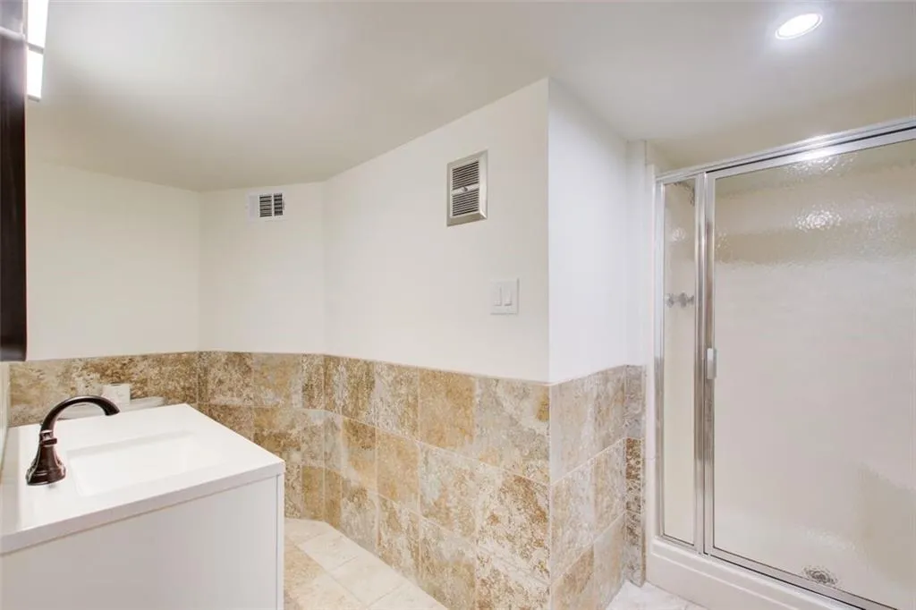 Full bathroom in the terrace level