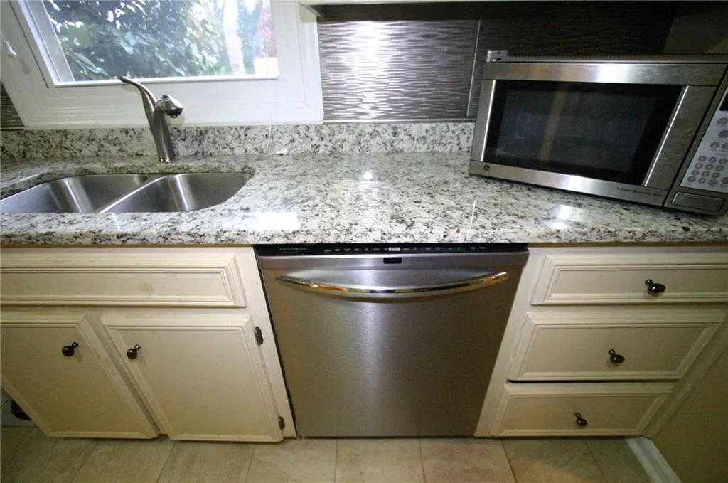 110 Towergate Place, Sandy Springs, Georgia 30350, 2 Bedrooms Bedrooms, ,2 BathroomsBathrooms,Residential,Sold,110 Towergate Place,5626520