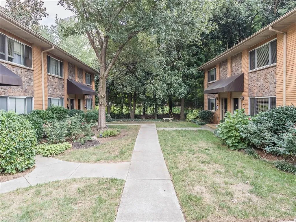 100 Biscayne Drive Nw Unit C 2, Atlanta, Georgia 30309, 2 Bedrooms Bedrooms, ,1 BathroomBathrooms,Residential,Sold,100 Biscayne Drive Nw Unit C 2,5900356