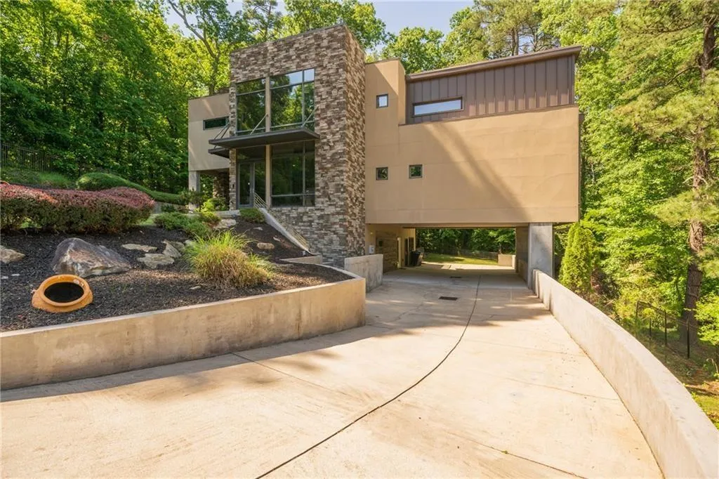 643 Larchmont Circle Nw, Atlanta, Georgia 30318, 5 Bedrooms Bedrooms, ,3 BathroomsBathrooms,Residential,For Sale,643 Larchmont Circle Nw,7642332