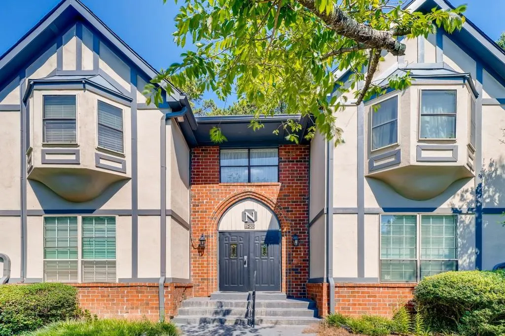 6851 Roswell Road Unit N-17, Sandy Springs, Georgia 30328, 3 Bedrooms Bedrooms, ,2 BathroomsBathrooms,Residential,Sold,6851 Roswell Road Unit N-17,6902313