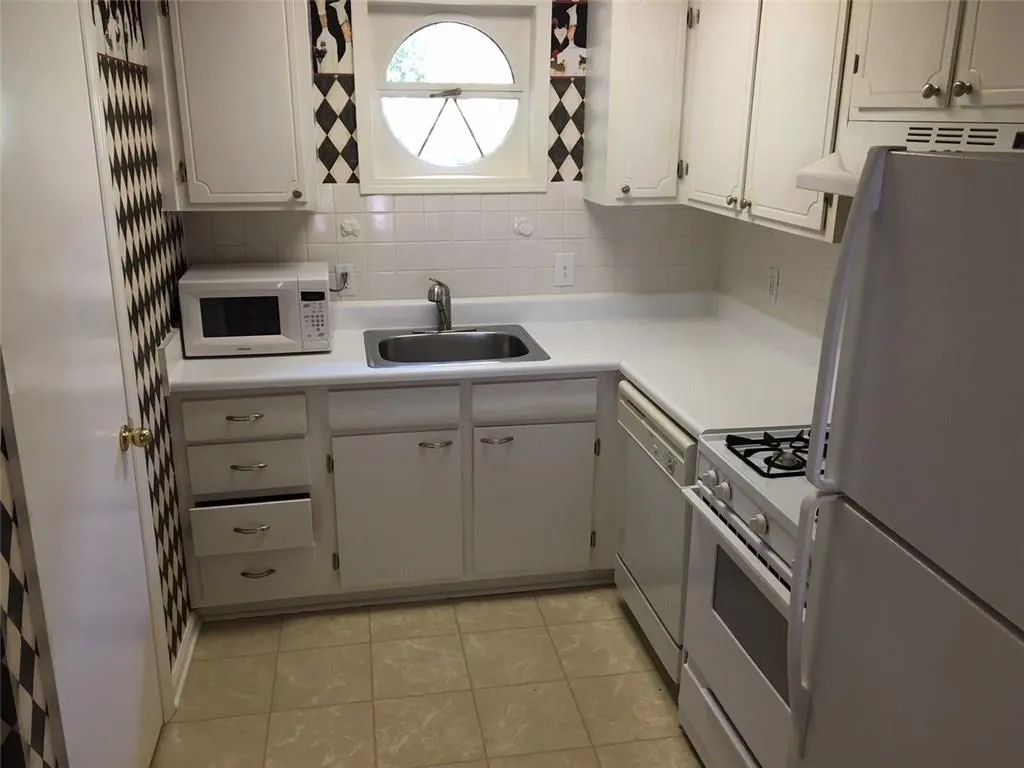 5400 Roswell Road Unit C3, Atlanta, Georgia 30342, 1 Bedroom Bedrooms, ,1 BathroomBathrooms,Residential,Sold,5400 Roswell Road Unit C3,5741302