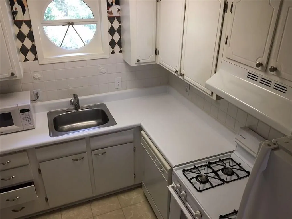 5400 Roswell Road Unit C3, Atlanta, Georgia 30342, 1 Bedroom Bedrooms, ,1 BathroomBathrooms,Residential,Sold,5400 Roswell Road Unit C3,5741302
