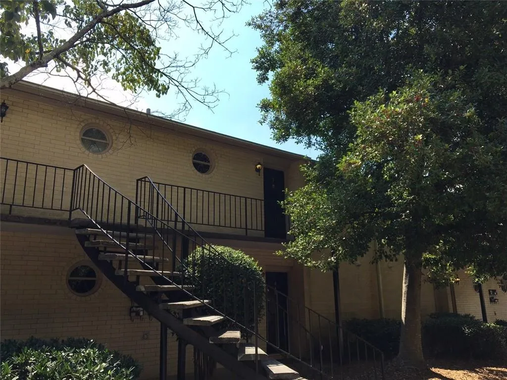5400 Roswell Road Unit C3, Atlanta, Georgia 30342, 1 Bedroom Bedrooms, ,1 BathroomBathrooms,Residential,Sold,5400 Roswell Road Unit C3,5741302