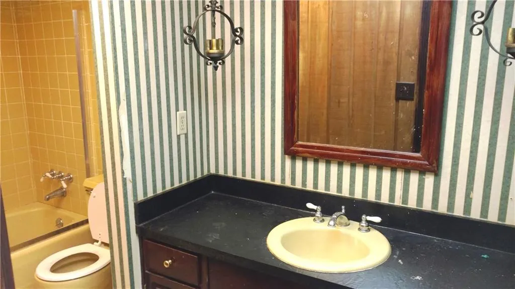 566 Coldstream Court, Sandy Springs, Georgia 30328, 4 Bedrooms Bedrooms, ,2 BathroomsBathrooms,Residential,Sold,566 Coldstream Court,5906669