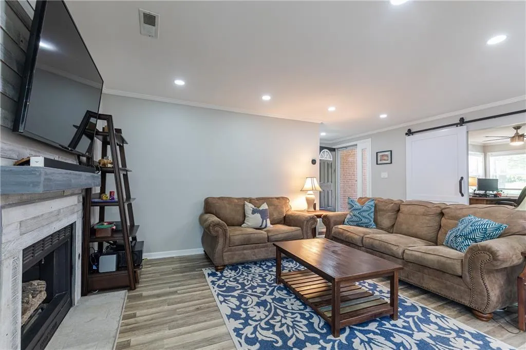 82 Dunwoody Springs Drive, Atlanta, Georgia 30328, 3 Bedrooms Bedrooms, ,2 BathroomsBathrooms,Residential,Sold,82 Dunwoody Springs Drive,6884892