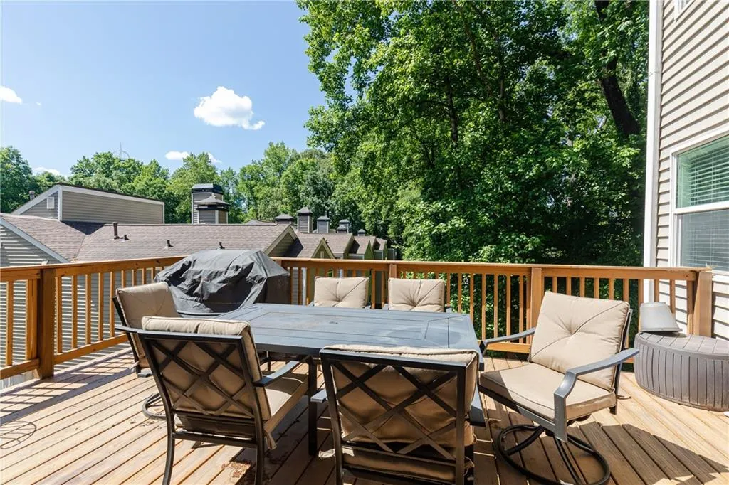 82 Dunwoody Springs Drive, Atlanta, Georgia 30328, 3 Bedrooms Bedrooms, ,2 BathroomsBathrooms,Residential,Sold,82 Dunwoody Springs Drive,6884892